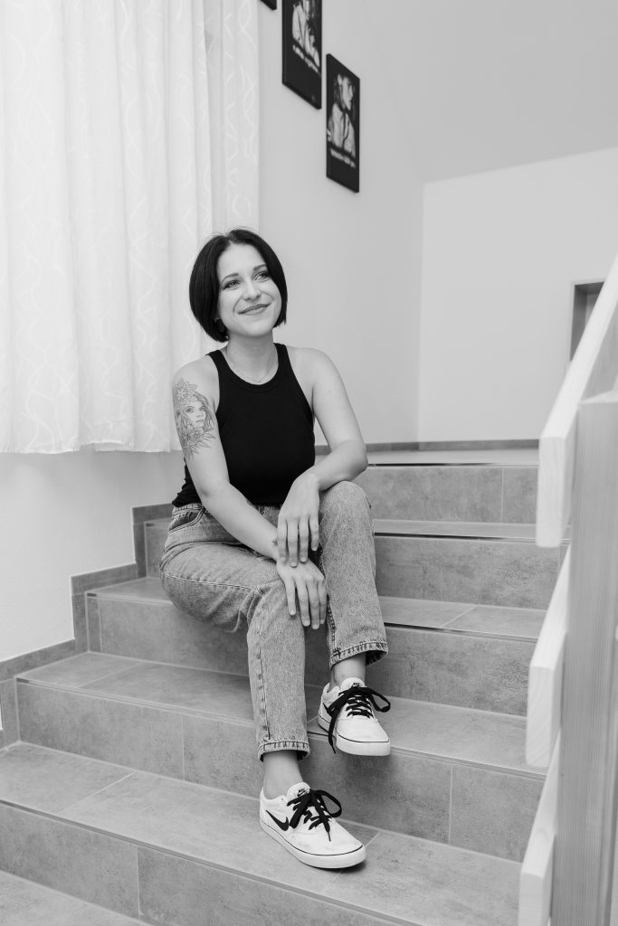 Stefanie Pirstinger sitzend