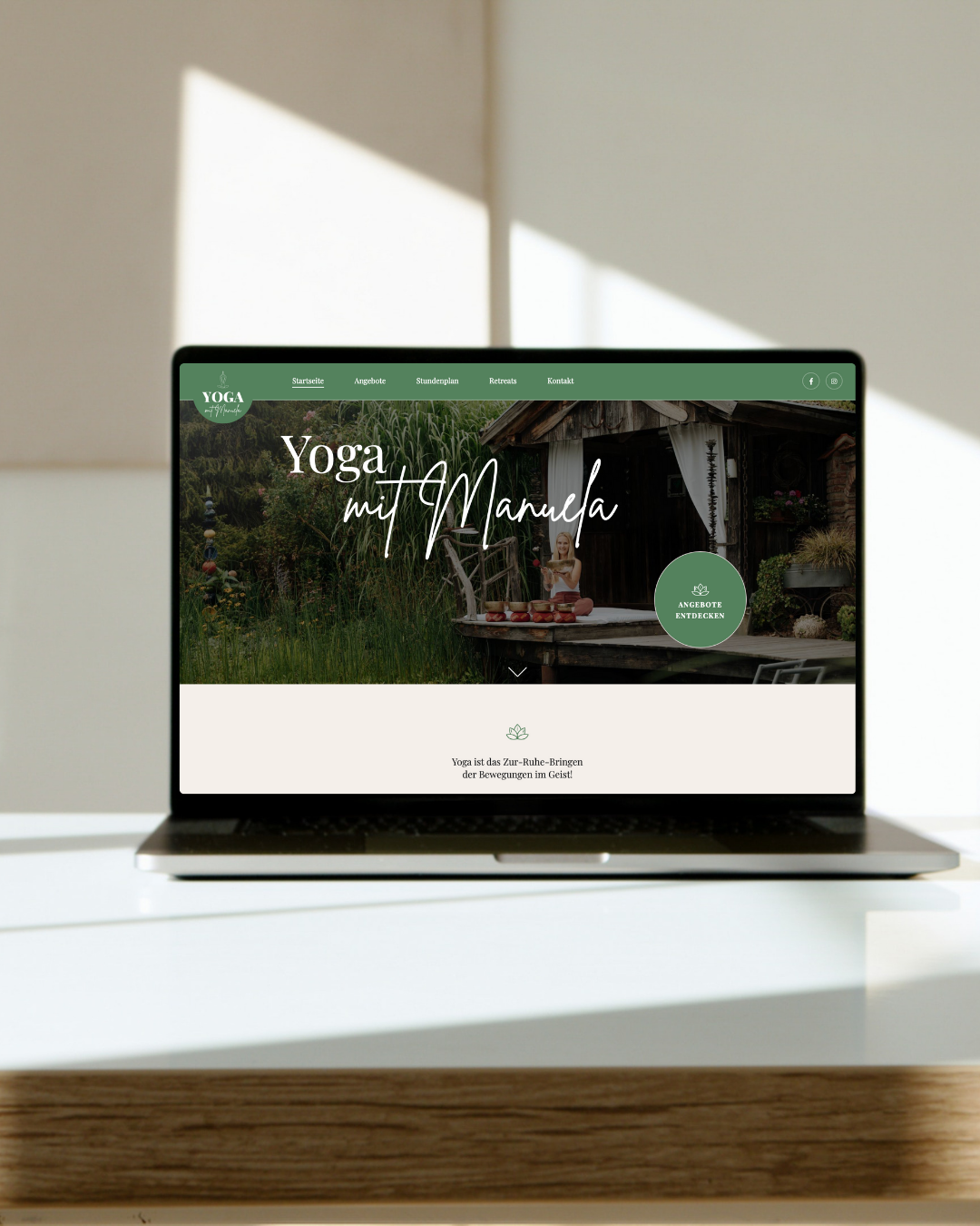 Vorschau der Website von Yoga mit Manuela am Laptop